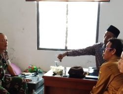 Babinsa Koramil 1608/Karangampel Pererat Silaturahmi Melalui Komsos Bersama Pamong Desa Tanjungpura
