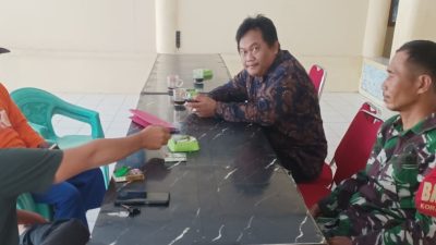 Komsos Babinsa Koramil 1601/Indramayu Pererat Silaturahmi dan Ajak Warga Jaga Keamanan Lingkungan