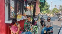 Babinsa Koramil 1601/Indramayu Komsos Bersama Pamong dan Warga Desa Singaraja, Perkuat Sinergi Dukung Ketahanan Pangan
