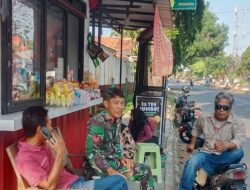 Babinsa Koramil 1601/Indramayu Komsos Bersama Pamong dan Warga Desa Singaraja, Perkuat Sinergi Dukung Ketahanan Pangan