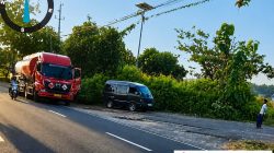 Kelangkaan BBM Di Sampang  Muncul Dugaan Mobil Tangki Pertamina Kencing Di Pinggir Jalan Ke Dalam Jrigen.