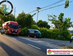 Kelangkaan BBM Di Sampang  Muncul Dugaan Mobil Tangki Pertamina Kencing Di Pinggir Jalan Ke Dalam Jrigen.