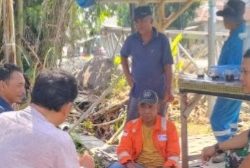 Anggota Koramil 1601/Indramayu Pererat Silaturahmi Melalui Komsos Bersama Masyarakat Desa Sukaurip