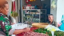 Babinsa Koramil 1605 Sukagumiwang Monitoring Sekaligus Pendataan Harga Bahan Pokok di Wilayah Binaan