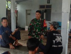 Komsos Babinsa Koramil 1601/Indramayu Pererat Silaturahmi dan Ajak Warga Jaga Kamtibmas di Desa Pabeanudik