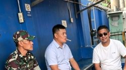 Babinsa Koramil 1608 Karangampel Perkuat Kedekatan dengan Warga Melalui Komsos di Desa Mundu