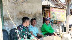 Babinsa Koramil 1605/Sukagumiwang Monitoring dan Data Harga Bahan Pokok di Wilayah Binaan