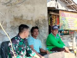 Babinsa Koramil 1605/Sukagumiwang Monitoring dan Data Harga Bahan Pokok di Wilayah Binaan