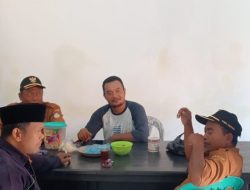 Babinsa Koramil 1608/Karangampel Pererat Sinergi Melalui Komsos Bersama Perangkat Desa Tanjungsari