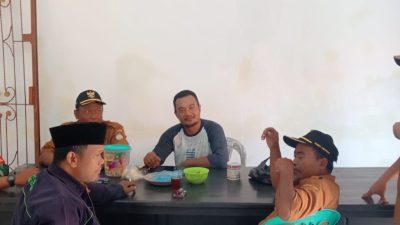Babinsa Koramil 1608/Karangampel Pererat Sinergi Melalui Komsos Bersama Perangkat Desa Tanjungsari