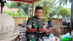 Babinsa Koramil 1605/Sukagumiwang Pererat Silaturahmi Lewat Komsos Bersama Masyarakat dan Pendamping Dinas Sosial