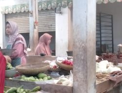 Babinsa Koramil 1605 Sukagumiwang Monitoring Sekaligus Pendataan Harga Bahan Pokok di Wilayah Binaan