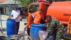 Babinsa Koramil 1610/Krangkeng Kawal Distribusi Air Bersih untuk Warga Terdampak Kekeringan di Desa Tanjakan