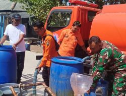 Babinsa Koramil 1610/Krangkeng Kawal Distribusi Air Bersih untuk Warga Terdampak Kekeringan di Desa Tanjakan