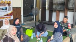 Babinsa Koramil 1601/Indramayu Pererat Silaturahmi Melalui Komsos Bersama Warga Desa Singajaya