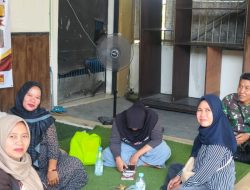 Babinsa Koramil 1601/Indramayu Pererat Silaturahmi Melalui Komsos Bersama Warga Desa Singajaya