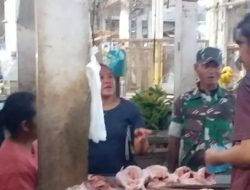 Babinsa Koramil 1605/Sukagumiwang Monitoring Sekaligus Pendataan Harga Bahan Pokok di Wilayah Binaan