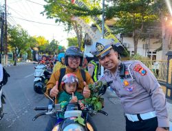 “Bagi Sayur Hasil P2L, Dan Tebar Kesadaran! Satlantas Polres Sampang Gelar Jumat Berkah Sambil Edukasi Tertib Berlalu Lintas”