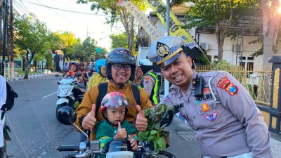 “Bagi Sayur Hasil P2L, Dan Tebar Kesadaran! Satlantas Polres Sampang Gelar Jumat Berkah Sambil Edukasi Tertib Berlalu Lintas”