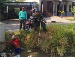 Babinsa Desa Tanjakan Pimpin Karya Bakti Pembersihan Irigasi Dukung Percepatan Tanam MT Gadu