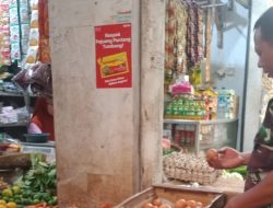 Babinsa Koramil 1605 Sukagumiwang Monitoring dan Pendataan Harga Sembako di Wilayah Binaan