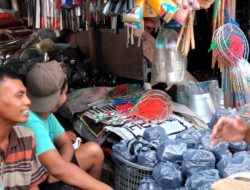 Babinsa Koramil 1601/Indramayu Pererat Kedekatan dengan Pedagang Pasar Tradisional Lewat Komsos