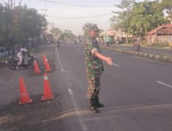 Peduli Keselamatan Pelajar, Babinsa Sukagumiwang Bantu Seberangkan Anak Sekolah di Jalur Padat