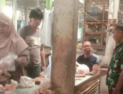 Babinsa Koramil 1605 Sukagumiwang Monitor Harga Sembako, Pastikan Kebutuhan Pokok Masyarakat Aman