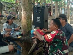 Babinsa Dukuh Jeruk Pererat Silaturahmi dengan Warga Melalui Komsos
