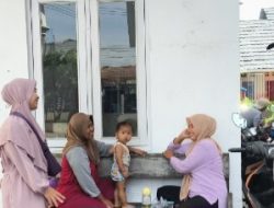 Babinsa Koramil 1608 Karangampel Bersama Bhabinkamtibmas Perkuat Komsos dengan Warga