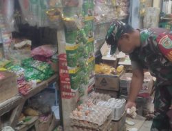 Babinsa Koramil 1605 Sukagumiwang Pantau Harga Sembako di Desa Tulungagung