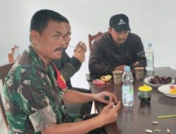 Babinsa Koramil 1605/Sukagumiwang Jalin Kedekatan dengan Warga Desa Tenajar Lor melalui Komsos