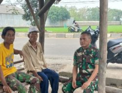 Babinsa Koramil Sukagumiwang Komsos Bersama Warga Desa Tulungagung, Bahas Keamanan dan Ketahanan Pangan
