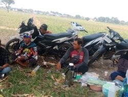 Babinsa Koramil 1601/Indramayu Komsos di Persawahan Singaraja, Dukung Ketahanan Pangan