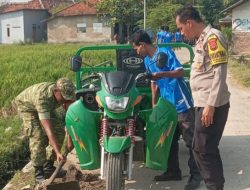 Babinsa Lohbener Bersama Pemdes dan Warga Gelar Jumsih, Bersihkan Selokan Desa Pamayahan
