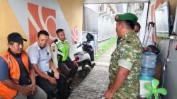 Babinsa Karangampel Komsos Bersama Warga, Security dan Juru Parkir Ajak Jaga Kebersihan serta Keamanan Lingkungan