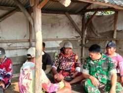 Babinsa Sukagumiwang Komsos dengan Warga Sukawera, Ajak Tingkatkan Siskamling