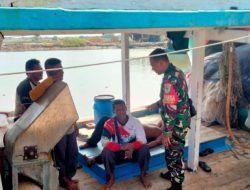 Komsos Bersama Nelayan Karangsong, Babinsa Ingatkan Keselamatan Melaut dan Jaga Kebersihan Laut