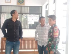 Babinsa Desa Singaraja Komsos Bersama Pamong Desa dan Warga, Ajak Jaga Kamtibmas dan Bijak Bermedia Sosial