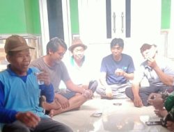 Babinsa Koramil 1605 Sukagumiwang Komsos Bersama Warga Desa Jambe, Bahas Kebersihan hingga Ketahanan Pangan