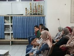 Babinsa Koramil Indramayu Komsos Bersama Warga Kepandean, Ajak Jaga Kamtibmas dan Kebersihan