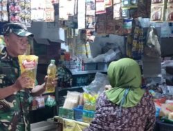 Babinsa Sukagumiwang Monitoring Harga Sembako di Desa Tulungagung, Pastikan Harga Relatif Stabil