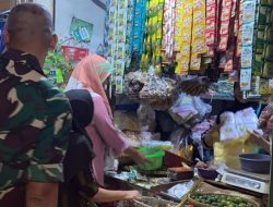 Babinsa Sukagumiwang Monitoring Harga Sembako di Pasar Desa Tulungagung