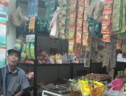 Babinsa Koramil 1605/Sukagumiwang Monitoring dan Data Harga Bahan Pokok di Wilayah Binaan