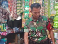 Babinsa Koramil 1605/Sukagumiwang Monitoring dan Data Harga Sembako di Wilayah Binaan