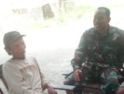 Babinsa Koramil 1608/Karangampel Komsos Bersama Warga Desa Kaplongan Lor, Ajak Jaga Kebersihan dan Keamanan Lingkungan