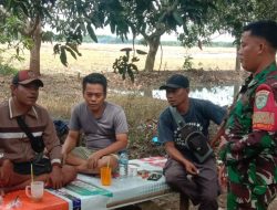 Anggota Koramil 1601/Indramayu Laksanakan Komsos Bersama Bhabinkamtibmas Pererat Sinergi dengan Warga Desa Pabeanudik