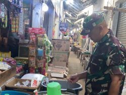 Anggota Koramil 1605/Sukagumiwang Monitoring dan Data Harga Bahan Pokok Pasar dan Toko Desa Tulungagung