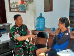 Anggota Koramil 1601/Indramayu Ajak Warga Desa Karangsong Tingkatkan Kepedulian terhadap Keamanan dan Kebersihan Lingkungan