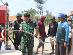 Tanggap Darurat Kekeringan: Sinergi TNI, BPBD, dan PMI Salurkan Air Bersih untuk Warga Pasekan